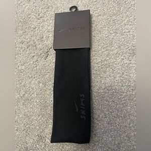 Nike SKIMS Headband Black/Obsidian